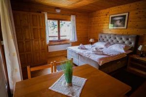 - une chambre avec un lit et une table dans l'établissement Apartments with a parking space Donji Zvecaj, Karlovac - 22080, à Duga Resa