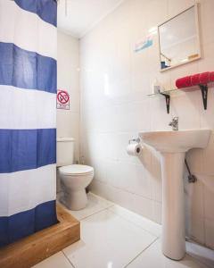 y baño con aseo y lavamanos. en Cabaña el Mirador Caleuche., en Chañaral