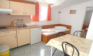 מטבח או מטבחון ב-Apartments with a parking space Baska Voda, Makarska - 22465