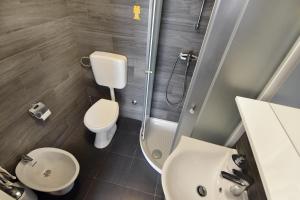 y baño con aseo, lavabo y ducha. en Apartments by the sea Umag - 22536, en Umag