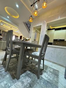 uma sala de jantar com mesa e cadeiras em Majorstone Luxury Apartment em Ibadan