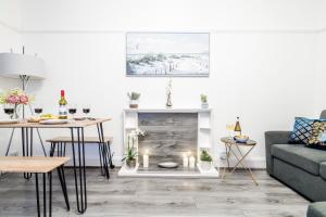 sala de estar con sofá y chimenea en Food And Drink Expo 2024, Modern Large House, Minutes from the NEC - Airport Perfect for Contractors, HS2 Staff Fast WIFI AND FREE Parking en Birmingham