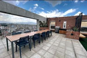 a patio with a table and chairs on a balcony at Apartamento zona 4, Ciudad de Guatemala in Guatemala