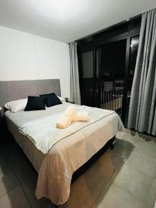 sypialnia z łóżkiem z dwoma ręcznikami w obiekcie Apartamento zona 4, Ciudad de Guatemala w mieście Gwatemala