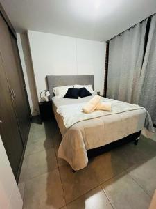 1 dormitorio con 1 cama grande en una habitación en Apartamento zona 4, Ciudad de Guatemala en Guatemala