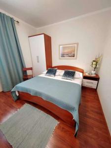 Ένα ή περισσότερα κρεβάτια σε δωμάτιο στο Apartments by the sea Barbat, Rab - 22561