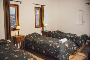 Habitación con 3 camas en una habitación en Capec Alojamiento en Tilcara
