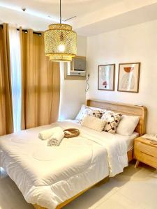 Eclectic Haven at Bamboo Bay Cebu tesisinde bir odada yatak veya yataklar