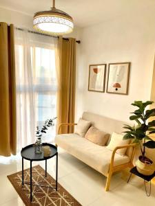 ein Wohnzimmer mit einem Sofa und einem Tisch in der Unterkunft Eclectic Haven at Bamboo Bay Cebu in Mandaue City