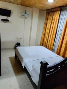 a bedroom with a bed and a window at Merkezi Saray in Villavieja