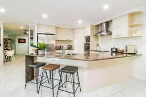 A kitchen or kitchenette at Family Tides Agnes Water