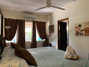 een slaapkamer met een bed en een raam bij B&B EL Litoral in Playa Coronado