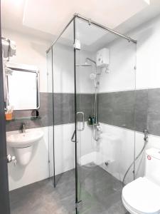 a bathroom with a shower and a toilet and a sink at BING BONG HOTEL in Ấp Thiện Lập