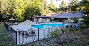Bazén v ubytování Big Sur Lodge nebo v jeho okolí