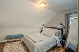 プロビデンスにあるLarge Mid-century Modern Apt In Providenceの白いベッドルーム(ベッド1台、鏡付)