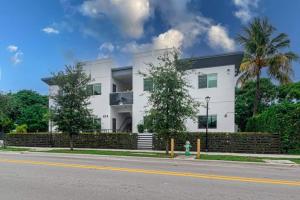 un edificio blanco al costado de una calle en Perfect 3 Bed 2 Bath Apt W Free Parking, en Hallandale Beach
