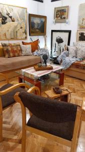 - un salon avec un canapé et une table basse dans l'établissement HeArt of Old Town Guesthouse, à Podgorica