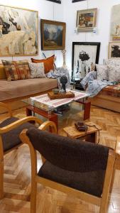 un soggiorno con un divano e un tavolino da caffè di HeArt of Old Town Guesthouse a Podgorica Altre 11 foto