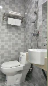 La salle de bains est pourvue de toilettes et d'un lavabo. dans l'établissement Seven Orange Hotel, à Shenzhen