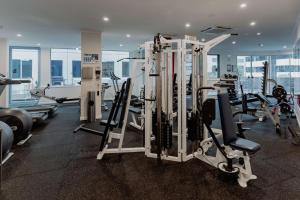 una palestra con molti tapis roulant e macchine di Central 2-Bed with Gym and Secure Parking a Canberra