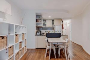 - une cuisine et une salle à manger avec une table et des chaises dans l'établissement Central 2-Bed with Gym and Secure Parking, à Canberra