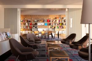 江陵市的住宿－SEAMARQ HOTEL，客厅配有桌椅和图书馆