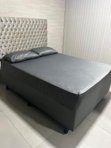 En eller flere senge i et værelse på Linda Casa com Estacionamento