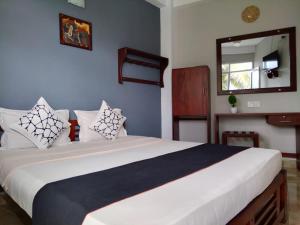 ein Schlafzimmer mit einem großen Bett und einem Spiegel in der Unterkunft Mountain View in Kandy