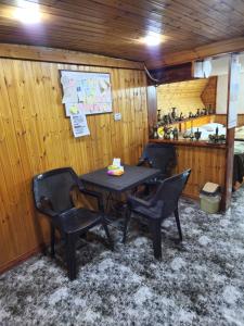 a table and chairs in a room with a kitchen at Mousa's studio in Jerash