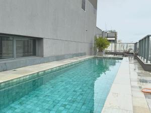 a swimming pool on the side of a building at 056 - Rentaqui Apartamento Jardim Park Side in Sao Paulo