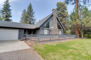 a house with a porch and a garage at Lariat House in Sisters