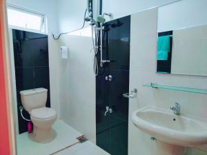 un bagno con doccia, WC e lavandino di Mountain View a Kandy