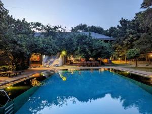 uma piscina com água azul num quintal em Pinthaliya Resort em Sigiriya