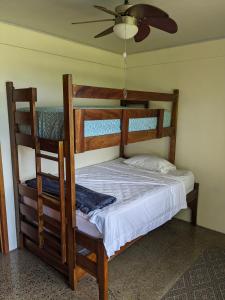 Etagenbett in einem Zimmer mit Deckenventilator in der Unterkunft Loma Linda Sarapiquí Casa Nueva NEW HOUSE 3bed/2bath in Tirimbina