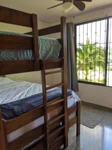 1 dormitorio con 2 literas y ventana en Loma Linda Sarapiquí Casa Nueva NEW HOUSE 3bed/2bath, en Tirimbina