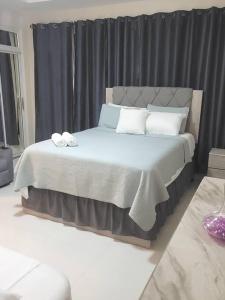 sypialnia z dużym łóżkiem z białymi poduszkami w obiekcie D'Rhatid Mansion w mieście Saint Mary