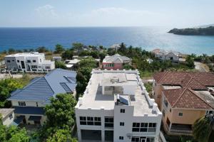 una vista aérea de una casa y del océano en D'Rhatid Mansion, en Saint Mary