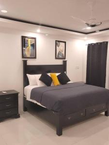 1 dormitorio con 1 cama grande y 2 almohadas en D'Rhatid Mansion en St Mary