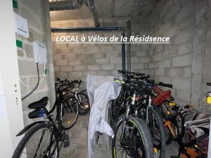 a group of bikes parked in a garage at Studio Sète, 1 pièce, 4 personnes - FR-1-338-434 in Sète