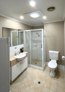 La salle de bains est pourvue d'une douche, de toilettes et d'un lavabo. dans l'établissement 73 Peaceful &private 2brgymparkng, à Perth