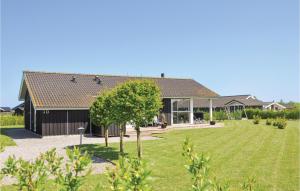 een huis met een grote tuin ervoor bij Lovely Home In Sydals With Sauna in Skovby