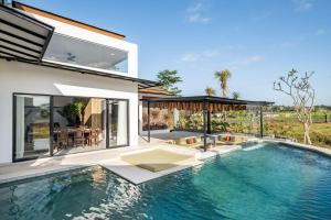 una piscina en el patio trasero de una casa en Villa Cakra. Modern villa with 4 Bedroom and infinity pool, en Ubud