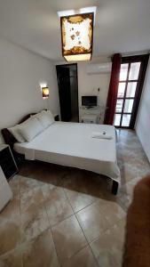 1 dormitorio con 1 cama blanca grande en una habitación en Pousada Beijos y Abraços, en Natal
