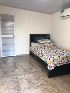 1 dormitorio con cama y armario en HERMOSA CASA PLAYERA CON MESA DE BILLAR, en Juan de Acosta