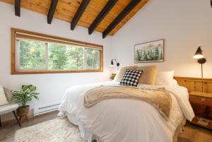 a bedroom with a bed and a window at Bear Paw Run 3-a in Brian Head