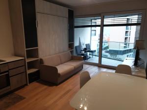 un soggiorno con divano e tavolo di 5 Rent Apartments Lugano Station a Lugano