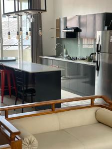 una cucina con divano e tavolo in una camera di The Den 23 a Maradana