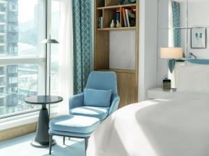 Letto o letti in una camera di Lanson Place Causeway Bay, Hong Kong