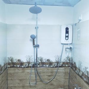 丹布勒的住宿－City Paradise Dambulla，带淋浴喷头的浴室