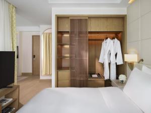 Letto o letti in una camera di Lanson Place Causeway Bay, Hong Kong